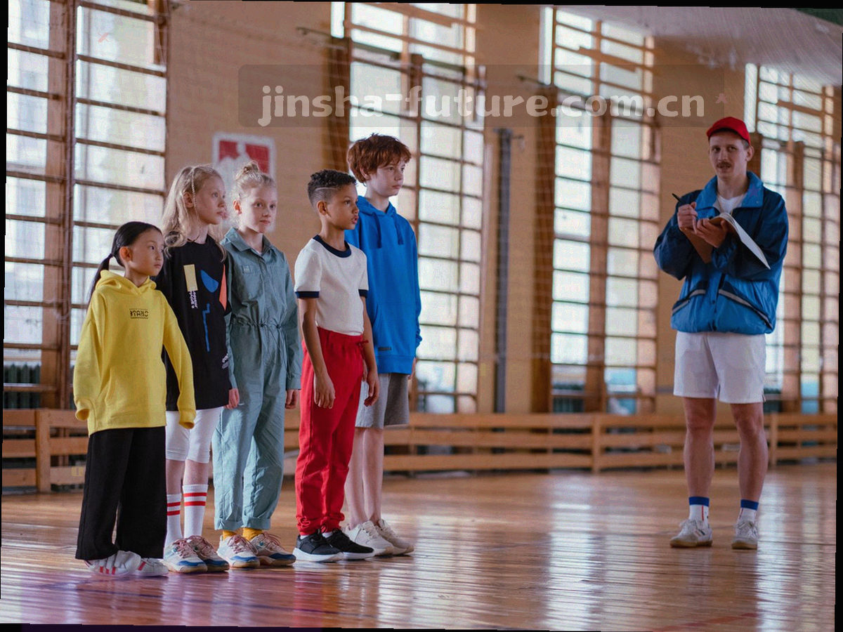 球场灯光下的赛事现场氛围，非具名球员剪影，金色数据线穿过画面
